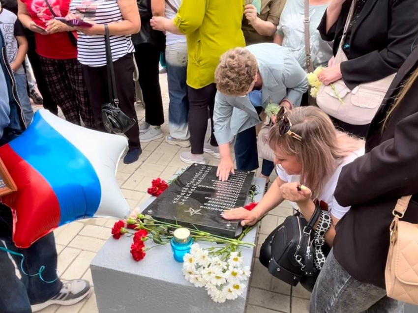 ​В День России в Краснокаменске на площади Героев открыли мемориальные плиты воинской славы